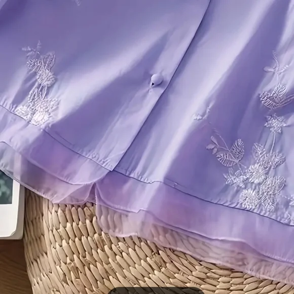 Gorgeous lavender 3/4 sleeve blouse with white embroidery, banded collar, lg - Picture 6 of 6